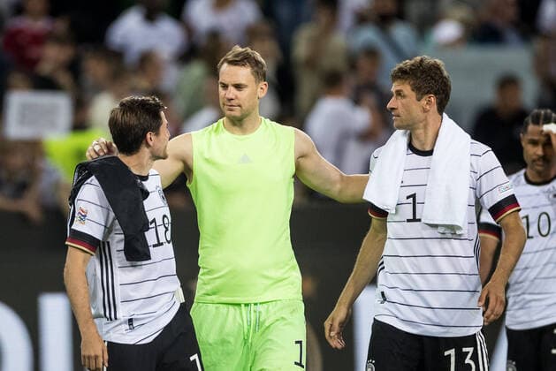 UEFA Nations League, Deutschland - Italien; 14.06.2022 Die Mannschaft bedankt sich bei den Fans fuer die Unterstuetzung Jonas Hofmann (18, Deutschland), Manuel Neuer (1, Deutschland), Thomas Mueller (13, Deutschland) Arm in Arm UEFA Nations League, Deutschland - Italien, Moenchengladbach, BORUSSIA-PARK Copyright: xBEAUTIFULxSPORTS Wunderlx