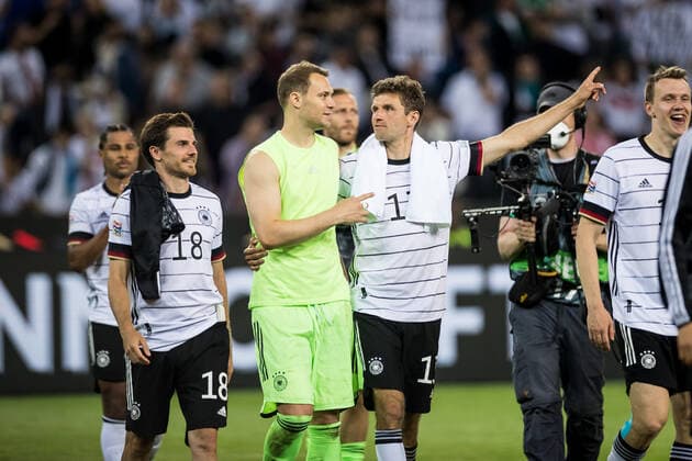 UEFA Nations League, Deutschland - Italien; 14.06.2022 Die Mannschaft bedankt sich bei den Fans fuer die Unterstuetzung Manuel Neuer (1, Deutschland), Thomas Mueller (13, Deutschland) UEFA Nations League, Deutschland - Italien, Moenchengladbach, BORUSSIA-PARK Copyright: xBEAUTIFULxSPORTS Wunderlx
