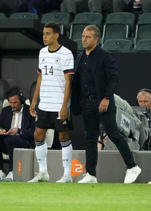 Fussball, Nations League, Länderspiel, Gruppe C, Deutschland-Italien, 14.06.2022, Borussia Park , Mönchengladbach Jamal Musiala, Hansi Flick, Trainer, Deutschland