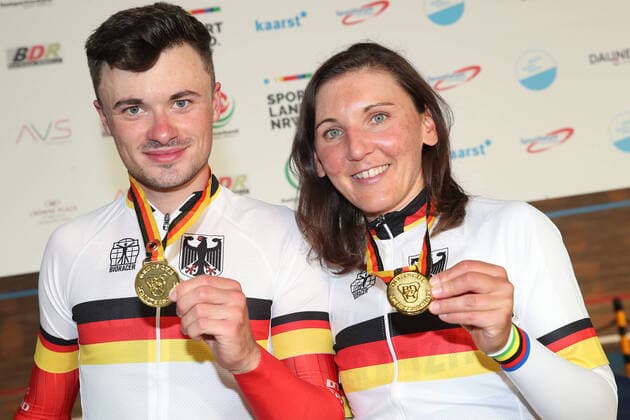 Sport Themen der Woche KW24 Kaarst, 14.06.2022, 135. Deutsche Bahnradsportmeisterschaften, Tag 1, 3000m Einerverfolgung Elite, Finale, Sportforum Kaarst-Buettgen: Der neue Deutsche Meister Nicolas Heinrich (rad-net ROSE Team, 21) und Olympia-Siegerin und neue Deutsche Meisterin Lisa Brennauer (ERATIZIT-WNT Pro Cycling Team, 67) mit Goldmedaillen bei der Siegerehrung. Bahnradsportmeisterschaften 2022 *** Kaarst, 14 06 2022, 135 German track cycling championships, day 1, 3000m single pursuit elite, final, Sportforum Kaarst Buettgen The new German champion Nicolas Heinrich rad net ROSE Team, 21 and Olympic champion and new German champion Lisa Brennauer ERATIZIT WNT Pro Cycling Team, 67 with gold medals at the award ceremony track cycling championships 2022