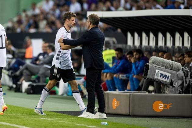 UEFA Nations League, Deutschland - Italien; 14.06.2022 Hans-Dieter Flick (Nationaltrainer, Deutschland) klatscht mit Thomas Mueller (13, Deutschland) ab UEFA Nations League, Deutschland - Italien, Moenchengladbach, BORUSSIA-PARK Copyright: xBEAUTIFULxSPORTS Wunderlx