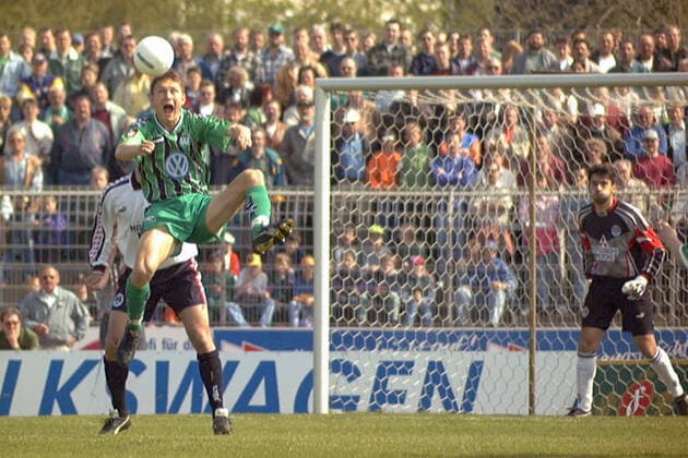 Aus 2. BL. Saison 1996 97 VfL Wolfsburg - Eintracht Frankfurt 4:1 am 03.05.1997. Im Foto: WOB Spieler Sead Kapetanovic setzt zum Fallrückzieher an re. Fft. TW Oka Nikolov *** From 2 BL season 1996 97 VfL Wolfsburg Eintracht Frankfurt 4 1 on 03 05 1997 In the photo WOB player Sead Kapetanovic sets to the overhead kick re Fft TW Oka Nikolov