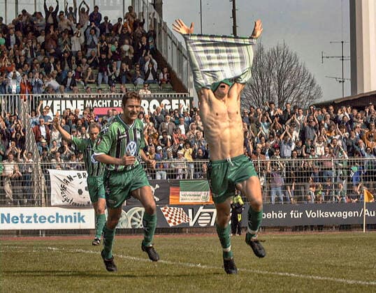 Aus 2. BL. Saison 1996 97 VfL Wolfsburg - Eintracht Frankfurt 4:1 am 03.05.1997. Im Foto: WOB Spieler Piotr Tyszkiewicz freut sich über sein 1:0 *** From 2 BL season 1996 97 VfL Wolfsburg Eintracht Frankfurt 4 1 on 03 05 1997 In photo WOB player Piotr Tyszkiewicz is pleased about his 1 0
