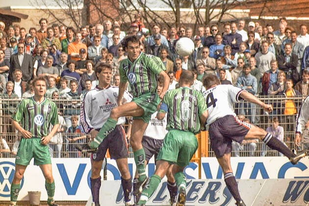 Aus 2. BL. Saison 1996 97 VfL Wolfsburg - Eintracht Frankfurt 4:1 am 03.05.1997. Im Foto: Kopfball von WOB Spieler Holger Ballwanz gegen Dietmar Roth 4 *** From 2 BL season 1996 97 VfL Wolfsburg Eintracht Frankfurt 4 1 on 03 05 1997 In the photo header of WOB player Holger Ballwanz against Dietmar Roth 4