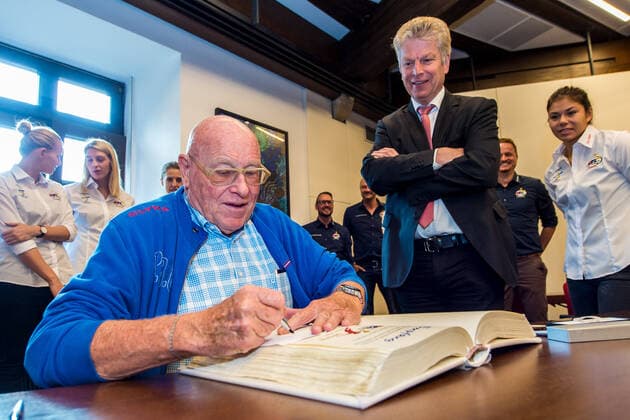 Bietigheim, Deutschland 12. September 2017: 1.HBF - 17 18 - SG BBM Bietigheim - Eintrag ins goldene Buch v.li. Eberhard Bezner, Oberbürgermeister Jürgen Kessing Bietigheim Rathaus Baden-Württemberg Deutschland