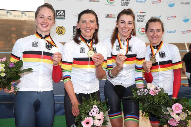 Kaarst, 15.06.2022, 135. Deutsche Bahnradsportmeisterschaften, Tag 2, 4000m Manschaftsverfolgung Elite Frauen, Finale, Sportforum Kaarst-Buettgen: Die neuen Deutschen Meister: die Mannschaft von Team CERATIZIT-WNT Pro Cycling Team (Lana Eberle, Lisa Brennauer, Laura Sueßmilch und Lea Lin Teutenberg) auf der Siergerehrung im Finale. Bahnradsportmeisterschaften 2022