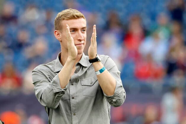 FOXBOROUGH, MA - JUNE 15: New England Revolution forward Adam Buksa (9) applauds the fans as he is honored for his service to the Revolution as he heads off to RC lens in the French 1st division before a match between the New England Revolution and Orlando City SC on June 15, 2022, at Gillette Stadium in Foxborough, Massachusetts. (Photo by Fred Kfoury III Icon Sportswire) SOCCER: JUN 15 MLS, Fussball Herren, USA - Orlando City SC at New England Revolution Icon482220615001