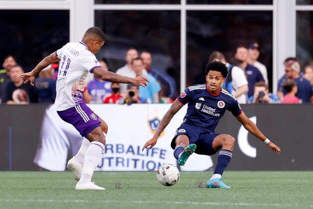 FOXBOROUGH, MA - JUNE 15: New England Revolution right wing Dylan Borrero (27) defends on Orlando City SC midfielder Junior Urso (11) during a match between the New England Revolution and Orlando City SC on June 15, 2022, at Gillette Stadium in Foxborough, Massachusetts. (Photo by Fred Kfoury III Icon Sportswire) SOCCER: JUN 15 MLS, Fussball Herren, USA - Orlando City SC at New England Revolution Icon482220615005
