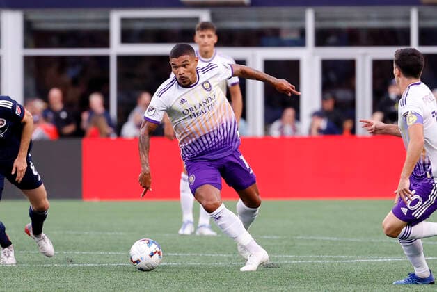 FOXBOROUGH, MA - JUNE 15: Orlando City SC midfielder Junior Urso (11) runs through midfield during a match between the New England Revolution and Orlando City SC on June 15, 2022, at Gillette Stadium in Foxborough, Massachusetts. (Photo by Fred Kfoury III Icon Sportswire) SOCCER: JUN 15 MLS, Fussball Herren, USA - Orlando City SC at New England Revolution Icon482220615008