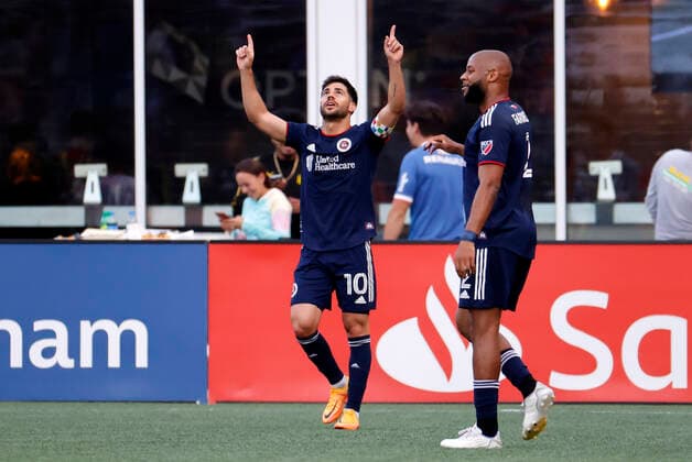 FOXBOROUGH, MA - JUNE 15: New England Revolution forward Carles Gil (10) salutes his goal during a match between the New England Revolution and Orlando City SC on June 15, 2022, at Gillette Stadium in Foxborough, Massachusetts. (Photo by Fred Kfoury III Icon Sportswire) SOCCER: JUN 15 MLS, Fussball Herren, USA - Orlando City SC at New England Revolution Icon482220615016
