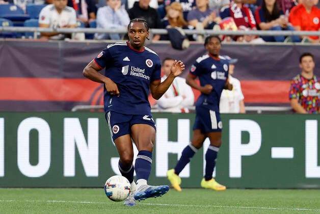 FOXBOROUGH, MA - JUNE 15: New England Revolution defender Jon Bell (23) plays the ball back to safety during a match between the New England Revolution and Orlando City SC on June 15, 2022, at Gillette Stadium in Foxborough, Massachusetts. (Photo by Fred Kfoury III Icon Sportswire) SOCCER: JUN 15 MLS, Fussball Herren, USA - Orlando City SC at New England Revolution Icon482220615019