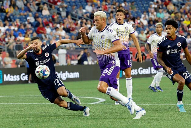 FOXBOROUGH, MA - JUNE 15: Orlando City SC defender Robin Jansson (6) breaks past New England Revolution midfielder Sebastian Lletget (17) during a match between the New England Revolution and Orlando City SC on June 15, 2022, at Gillette Stadium in Foxborough, Massachusetts. (Photo by Fred Kfoury III Icon Sportswire) SOCCER: JUN 15 MLS, Fussball Herren, USA - Orlando City SC at New England Revolution Icon482220615022