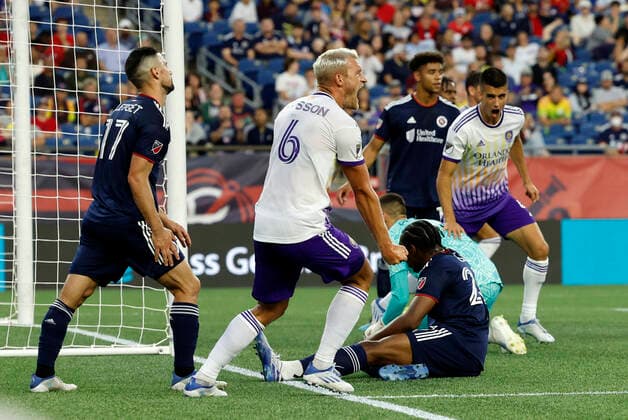 FOXBOROUGH, MA - JUNE 15: Orlando City SC defender Robin Jansson (6) reacts to leveling the score during a match between the New England Revolution and Orlando City SC on June 15, 2022, at Gillette Stadium in Foxborough, Massachusetts. (Photo by Fred Kfoury III Icon Sportswire) SOCCER: JUN 15 MLS, Fussball Herren, USA - Orlando City SC at New England Revolution Icon482220615024