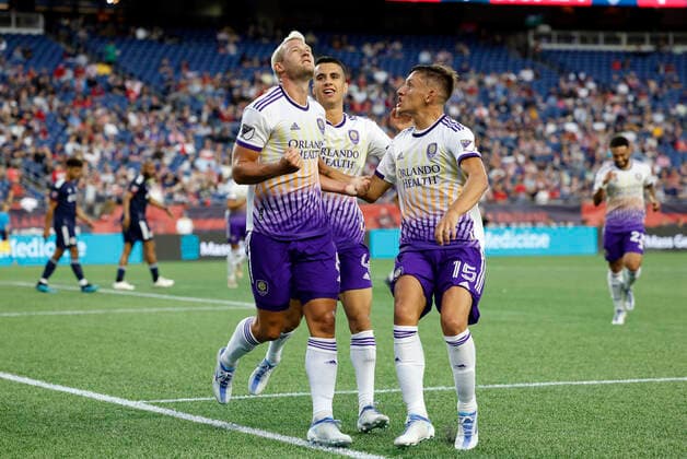 Sport Bilder des Tages FOXBOROUGH, MA - JUNE 15: Orlando City SC defender Rodrigo Schlegel (15) and defender Joao Moutinho (4) congratulate defender Robin Jansson (6) on his goal during a match between the New England Revolution and Orlando City SC on June 15, 2022, at Gillette Stadium in Foxborough, Massachusetts. (Photo by Fred Kfoury III Icon Sportswire) SOCCER: JUN 15 MLS, Fussball Herren, USA - Orlando City SC at New England Revolution Icon482220615026