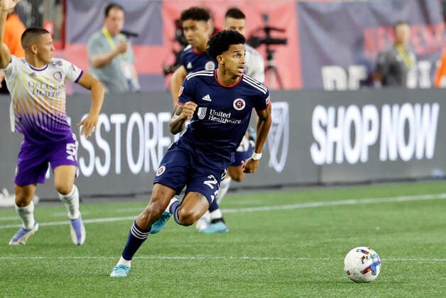 FOXBOROUGH, MA - JUNE 15: New England Revolution right wing Dylan Borrero (27) looks into the box during a match between the New England Revolution and Orlando City SC on June 15, 2022, at Gillette Stadium in Foxborough, Massachusetts. (Photo by Fred Kfoury III Icon Sportswire) SOCCER: JUN 15 MLS, Fussball Herren, USA - Orlando City SC at New England Revolution Icon482220615028