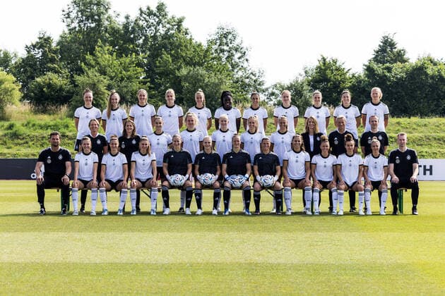 Sport Themen der Woche KW24 Frauen Nationalmannschaft Media Day; 16.06.2022 Mannschaftsfoto Letzte Reihe von links: Marina Hegering, Sophia Kleinherne, Sydney Lohmann, Laura Freigang, Giulia Gwinn, Nicole Anyomi, Sara Doorsoun, Sjoeke Nuesken, Tabea Wassmuth, Chantal Hagel, Maximiliane Rall Mittlere Reihe von links: Martina Voss-Tecklenburg (Bundestrainerin), Britta Carlson (Assistenztrainerin), Sara Daebritz, Lena Lattwein, Lea Schueller, Kathrin Hendrich, Klara Buehl, Maika Fischer (Teammanagerin), Thomas Noerenberg (Assistenztrainer), Patrik Grolimund (Assistenztrainer) Erste Reihe von links: Michael Fuchs (Torwarttrainer), Felicitas Rauch, Jule Brand, Ann-Katrin Berger, Merle Frohms, Almuth Schult, Martina Tufekovic, Lena Oberdorf, Linda Dallmann, Lina Magull, Svenja Huth, Jan-Ingwer Callsen-Bracker (Neurozentriertes Training) Frauen Nationalmannschaft Media Day, Herzogenaurach, Adi-Dassler Stadion *** Womens National Team Media Day 16 06 2022 Team photo Back row from left Marina Hegering, Sophia Kleinherne, Sydney Lohmann, Laura Freigang, Giulia Gwinn, Nicole Anyomi, Sara Doorsoun, Sjoeke Nuesken, Tabea Wassmuth, Chantal Hagel, Maximiliane Rall Middle row from left Martina Voss Tecklenburg national coach , Britta Carlson assistant coach , Sara Daebritz, Lena Lattwein, Lea Schueller, Kathrin Hendrich, Klara Buehl, Maika Fischer Team Manager , Thomas Noerenberg Assistant Coach , Patrik Grolimund Assistant Coach Front row from left Michael Fuchs Goalkeeper Coach , Felicitas Rauch, Jule Brand, Ann Katrin Berger, Merle Frohms, Almuth Schult, Martina Tufekovic, Lena Oberdorf, Linda Dallmann, Lina Magull, Svenja Huth, Jan Ingwer Callsen Bracker Neurocentered Training Womens National Team Media Day, Herzogenaurach, Adi Dassler Stadion Copyright: xBEAUTIFULxSPORTS Wunderlx