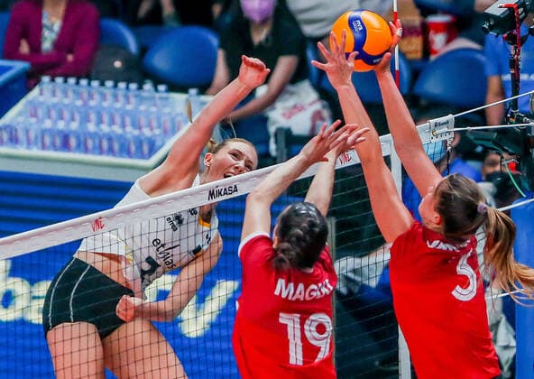 (220616) -- QUEZON CITY, June 16, 2022 -- Belgium s Celine Van Gestel (L) spikes during the FIVB Volleyball Nations League Women s Pool 4 match against Canada in Quezon City, the Philippines on June 16, 2022. ) (SP)PHILIPINES-QUEZON CITY-VOLLEYBALL-NATIONS LEAGUE-CANADA VS BELGIUM RouellexUmali 