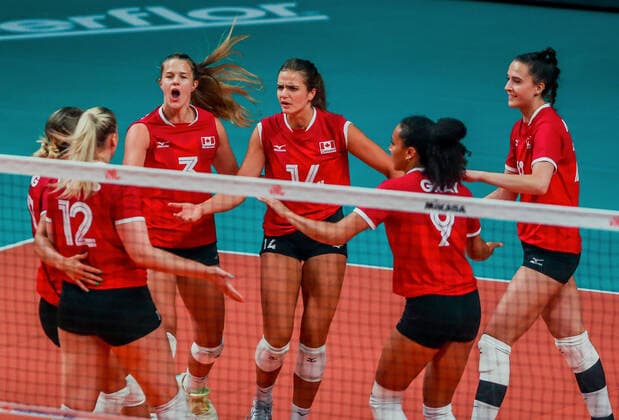 (220616) -- QUEZON CITY, June 16, 2022 -- Players of Canada celebrate after scoring during the FIVB Volleyball Nations League Women s Pool 4 match against Belgium in Quezon City, the Philippines on June 16, 2022. ) (SP)PHILIPINES-QUEZON CITY-VOLLEYBALL-NATIONS LEAGUE-CANADA VS BELGIUM RouellexUmali 
