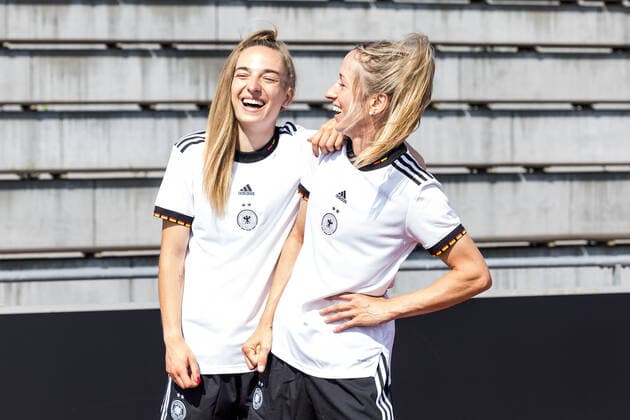 Frauen Nationalmannschaft Media Day; 16.06.2022 Sophia Kleinherne und Kathrin Hendrich lachen Frauen Nationalmannschaft Media Day, Herzogenaurach, Adi-Dassler Stadion Copyright: xBEAUTIFULxSPORTS Wunderlx