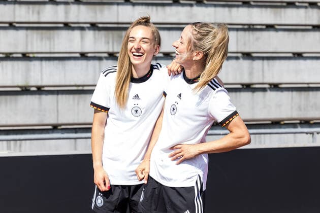 Frauen Nationalmannschaft Media Day; 16.06.2022 Sophia Kleinherne und Kathrin Hendrich lachen Frauen Nationalmannschaft Media Day, Herzogenaurach, Adi-Dassler Stadion Copyright: xBEAUTIFULxSPORTS Wunderlx