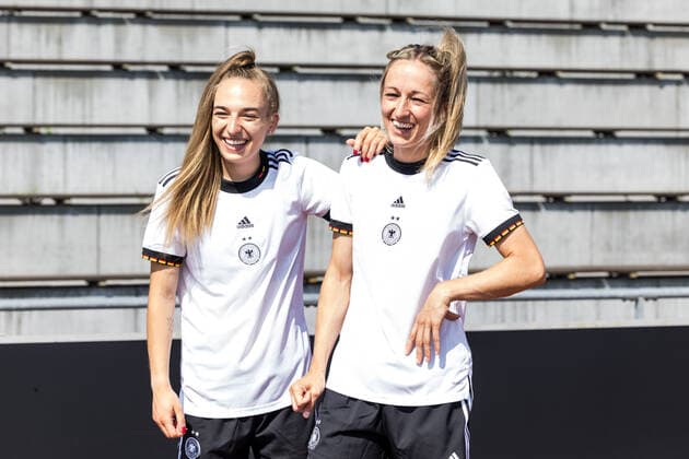 Frauen Nationalmannschaft Media Day; 16.06.2022 Sophia Kleinherne und Kathrin Hendrich lachen Frauen Nationalmannschaft Media Day, Herzogenaurach, Adi-Dassler Stadion Copyright: xBEAUTIFULxSPORTS Wunderlx