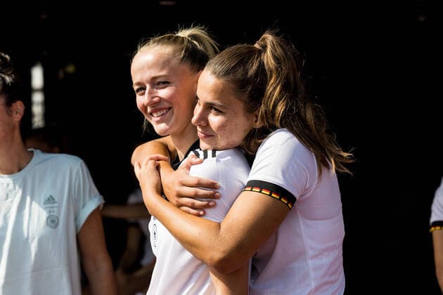 Frauen Nationalmannschaft Media Day; 16.06.2022 Lena Oberdorf umarmt Lea Schueller Frauen Nationalmannschaft Media Day, Herzogenaurach, Adi-Dassler Stadion Copyright: xBEAUTIFULxSPORTS Wunderlx