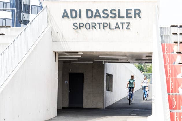 Frauen Nationalmannschaft Media Day; 16.06.2022 Die Frauen kommen mit Fahrraedern beim Media Day an Frauen Nationalmannschaft Media Day, Herzogenaurach, Adi-Dassler Stadion Copyright: xBEAUTIFULxSPORTS Wunderlx