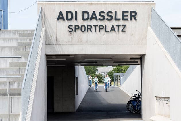 Frauen Nationalmannschaft Media Day; 16.06.2022 Die Frauen kommen mit Fahrraedern beim Media Day an Frauen Nationalmannschaft Media Day, Herzogenaurach, Adi-Dassler Stadion Copyright: xBEAUTIFULxSPORTS Wunderlx
