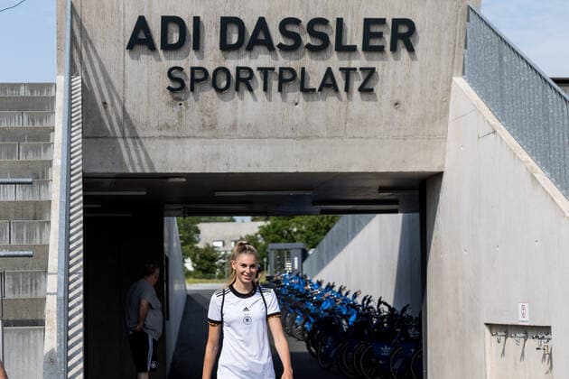 Frauen Nationalmannschaft Media Day; 16.06.2022 Jule Brand kommt beim Media Day an Frauen Nationalmannschaft Media Day, Herzogenaurach, Adi-Dassler Stadion Copyright: xBEAUTIFULxSPORTS Wunderlx