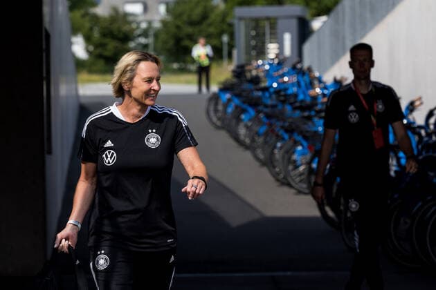 Frauen Nationalmannschaft Media Day; 16.06.2022 Martina Voss-Tecklenburg kommt lachend beim Media Day an Frauen Nationalmannschaft Media Day, Herzogenaurach, Adi-Dassler Stadion Copyright: xBEAUTIFULxSPORTS Wunderlx