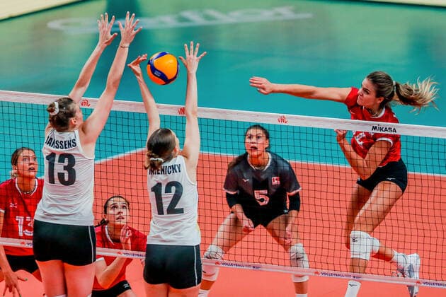 (220616) -- QUEZON CITY, June 16, 2022 -- Canada s Hilary Howe (R) spikes during the FIVB Volleyball Nations League Women s Pool 4 match against Belgium in Quezon City, the Philippines on June 16, 2022. ) (SP)PHILIPINES-QUEZON CITY-VOLLEYBALL-NATIONS LEAGUE-CANADA VS BELGIUM RouellexUmali 