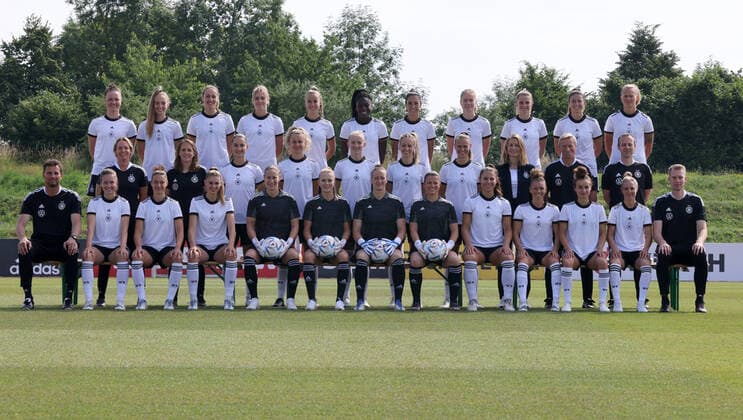 16.06.2022 - Deutsche Fußballnationalmannschaft Nationalmannschaft der Frauen Damen DFB - EM Europameisterschaft 2022 - UEFA Womens EURO - Fototermin Porträttermin - Mannschaft Team Kader - Teamfoto Mannschaftsfoto Mannschaftsbild Teambild - DaMa - obere Reihe von links : Marina Hegering (Frauen-Nationalmannschaft ) Sophia Kleinherne (Frauen-Nationalmannschaft ) Sydney Lohmann (Frauen-Nationalmannschaft ) Laura Freigang (Frauen-Nationalmannschaft ) Giulia Gwinn (Frauen-Nationalmannschaft ) Nicole Anyomi (Frauen-Nationalmannschaft ) Sara Doorsoun (Frauen-Nationalmannschaft ) Sjoeke Nüsken Nuesken (Frauen-Nationalmannschaft ) Tabea Waßmuth Wassmuth (Frauen-Nationalmannschaft ) Chantal Hagel (Frauen-Nationalmannschaft ) Maximiliane Rall (Frauen-Nationalmannschaft ) mittlere Reihe von links : Martina Voss-Tecklenburg (Bundestrainerin Frauen-Nationalmannschaft ) Britta Carlson (Co-Trainerin Assistenztrainerin Frauen-Nationalmannschaft ) Sara Däbritz Daebritz (Frauen-Nationalmannschaft ) Lena Lattwein (Frauen-Nationalmannschaft ) Lea Schüller Schueller (Frauen-Nationalmannschaft ) Kathrin Hendrich (Frauen-Nationalmannschaft ) Klara Bühl Buehl (Frauen-Nationalmannschaft ) Maika Fischer (Teammanagerin Frauen-Nationalmannschaft ) Thomas Nörenberg Noerenberg (Co-Trainer Assistenztrainer Frauen-Nationalmannschaft ) Patrik Grolimund (Co-Trainer Assistenztrainer Frauen-Nationalmannschaft ) untere Reihe von links : Michael Fuchs (Torwarttrainer Frauen-Nationalmannschaft ) Jana Feldkamp (Frauen-Nationalmannschaft ) Felicitas Rauch (Frauen-Nationalmannschaft ) Jule Brand (Frauen-Nationalmannschaft ) Ann-Katrin Berger (Frauen-Nationalmannschaft ) Merle Frohms (Frauen-Nationalmannschaft ) Almuth Schult (Frauen-Nationalmannschaft ) Martina Tufekovic (Frauen-Nationalmannschaft ) Lena Oberdorf (Frauen-Nationalmannschaft ) Linda Dallmann (Frauen-Nationalmannschaft ) Lina Magull (Frauen-Nationalmannschaft ) Svenja Huth (Frauen-Nationalmannschaft ) Jan-Ingwer Callsen-Bracker (Neurozentriertes Training Frauen-Nationalmannschaft )