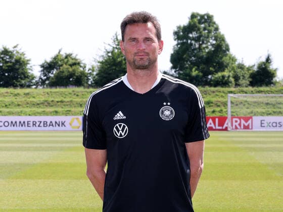 16.06.2022 - Deutsche Fußballnationalmannschaft Nationalmannschaft der Frauen Damen DFB - EM Europameisterschaft 2022 - UEFA Womens EURO - Fototermin Porträttermin - Mannschaft Team Kader - Einzelbild Einzelfoto Portrait Porträt Kopfbild - DaMa - Einzelfoto Einzelbild Portrait Porträt Kopfbild - Michael Fuchs (Torwarttrainer Frauen-Nationalmannschaft )