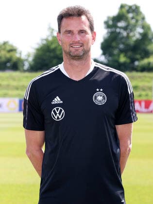 16.06.2022 - Deutsche Fußballnationalmannschaft Nationalmannschaft der Frauen Damen DFB - EM Europameisterschaft 2022 - UEFA Womens EURO - Fototermin Porträttermin - Mannschaft Team Kader - Einzelbild Einzelfoto Portrait Porträt Kopfbild - DaMa - Einzelfoto Einzelbild Portrait Porträt Kopfbild - Michael Fuchs (Torwarttrainer Frauen-Nationalmannschaft )