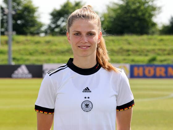 16.06.2022 - Deutsche Fußballnationalmannschaft Nationalmannschaft der Frauen Damen DFB - EM Europameisterschaft 2022 - UEFA Womens EURO - Fototermin Porträttermin - Mannschaft Team Kader - Einzelbild Einzelfoto Portrait Porträt Kopfbild - DaMa - Einzelfoto Einzelbild Portrait Porträt Kopfbild - Tabea Waßmuth Wassmuth (Frauen-Nationalmannschaft )