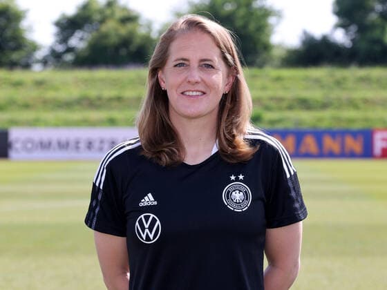 16.06.2022 - Deutsche Fußballnationalmannschaft Nationalmannschaft der Frauen Damen DFB - EM Europameisterschaft 2022 - UEFA Womens EURO - Fototermin Porträttermin - Mannschaft Team Kader - Einzelbild Einzelfoto Portrait Porträt Kopfbild - DaMa - Einzelfoto Einzelbild Portrait Porträt Kopfbild - Britta Carlson (Co-Trainerin Assistenztrainerin Frauen-Nationalmannschaft )