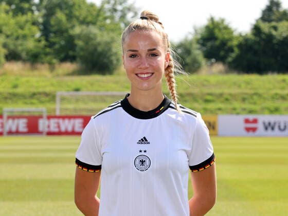 16.06.2022 - Deutsche Fußballnationalmannschaft Nationalmannschaft der Frauen Damen DFB - EM Europameisterschaft 2022 - UEFA Womens EURO - Fototermin Porträttermin - Mannschaft Team Kader - Einzelbild Einzelfoto Portrait Porträt Kopfbild - DaMa - Einzelfoto Einzelbild Portrait Porträt Kopfbild - Giulia Gwinn (Frauen-Nationalmannschaft )