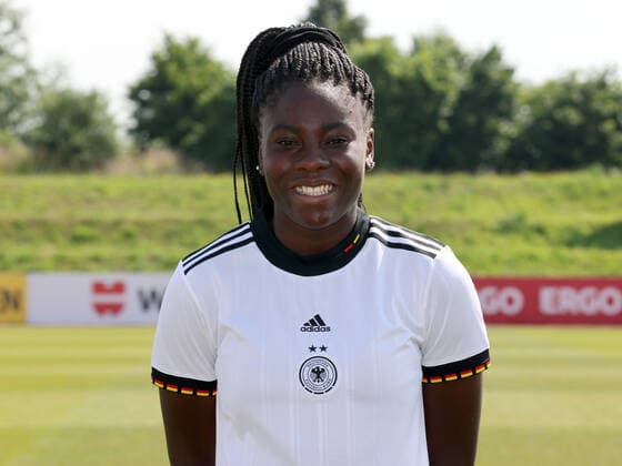 16.06.2022 - Deutsche Fußballnationalmannschaft Nationalmannschaft der Frauen Damen DFB - EM Europameisterschaft 2022 - UEFA Womens EURO - Fototermin Porträttermin - Mannschaft Team Kader - Einzelbild Einzelfoto Portrait Porträt Kopfbild - DaMa - Einzelfoto Einzelbild Portrait Porträt Kopfbild - Nicole Anyomi (Frauen-Nationalmannschaft )