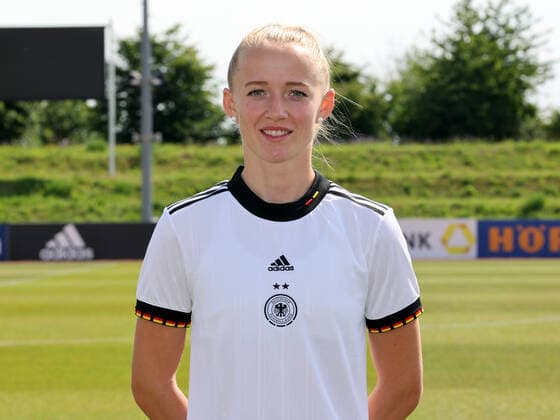 16.06.2022 - Deutsche Fußballnationalmannschaft Nationalmannschaft der Frauen Damen DFB - EM Europameisterschaft 2022 - UEFA Womens EURO - Fototermin Porträttermin - Mannschaft Team Kader - Einzelbild Einzelfoto Portrait Porträt Kopfbild - DaMa - Einzelfoto Einzelbild Portrait Porträt Kopfbild - Lea Schüller Schueller (Frauen-Nationalmannschaft )