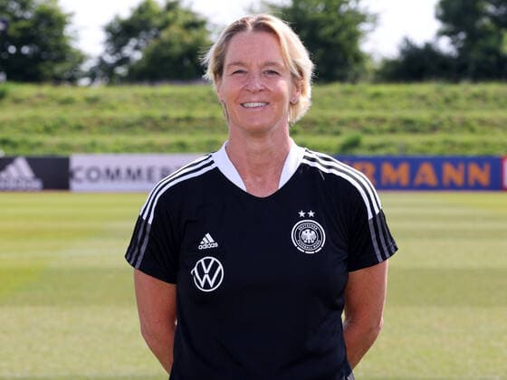 16.06.2022 - Deutsche Fußballnationalmannschaft Nationalmannschaft der Frauen Damen DFB - EM Europameisterschaft 2022 - UEFA Womens EURO - Fototermin Porträttermin - Mannschaft Team Kader - Einzelbild Einzelfoto Portrait Porträt Kopfbild - DaMa - Einzelfoto Einzelbild Portrait Porträt Kopfbild - Martina Voss-Tecklenburg (Bundestrainerin Frauen-Nationalmannschaft )