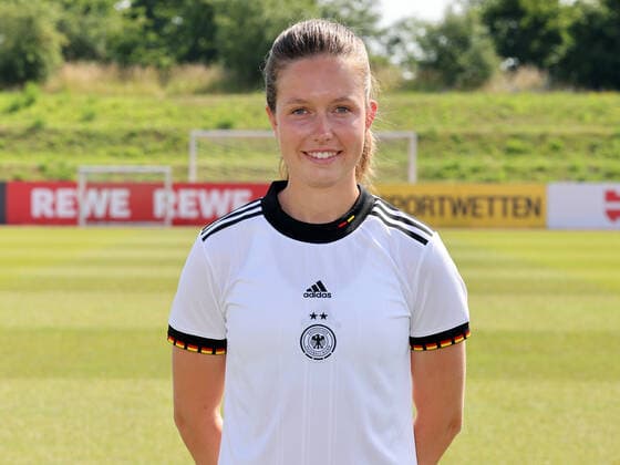 16.06.2022 - Deutsche Fußballnationalmannschaft Nationalmannschaft der Frauen Damen DFB - EM Europameisterschaft 2022 - UEFA Womens EURO - Fototermin Porträttermin - Mannschaft Team Kader - Einzelbild Einzelfoto Portrait Porträt Kopfbild - DaMa - Einzelfoto Einzelbild Portrait Porträt Kopfbild - Jana Feldkamp (Frauen-Nationalmannschaft )