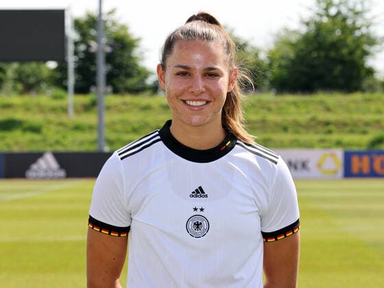 16.06.2022 - Deutsche Fußballnationalmannschaft Nationalmannschaft der Frauen Damen DFB - EM Europameisterschaft 2022 - UEFA Womens EURO - Fototermin Porträttermin - Mannschaft Team Kader - Einzelbild Einzelfoto Portrait Porträt Kopfbild - DaMa - Einzelfoto Einzelbild Portrait Porträt Kopfbild - Lena Oberdorf (Frauen-Nationalmannschaft )