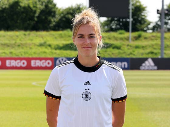 16.06.2022 - Deutsche Fußballnationalmannschaft Nationalmannschaft der Frauen Damen DFB - EM Europameisterschaft 2022 - UEFA Womens EURO - Fototermin Porträttermin - Mannschaft Team Kader - Einzelbild Einzelfoto Portrait Porträt Kopfbild - DaMa - Einzelfoto Einzelbild Portrait Porträt Kopfbild - Laura Freigang (Frauen-Nationalmannschaft )