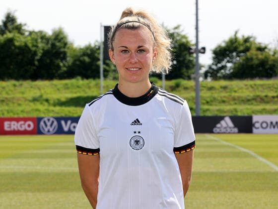 16.06.2022 - Deutsche Fußballnationalmannschaft Nationalmannschaft der Frauen Damen DFB - EM Europameisterschaft 2022 - UEFA Womens EURO - Fototermin Porträttermin - Mannschaft Team Kader - Einzelbild Einzelfoto Portrait Porträt Kopfbild - DaMa - Einzelfoto Einzelbild Portrait Porträt Kopfbild - Lena Lattwein (Frauen-Nationalmannschaft )