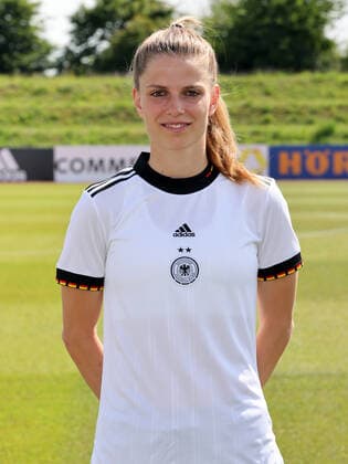 16.06.2022 - Deutsche Fußballnationalmannschaft Nationalmannschaft der Frauen Damen DFB - EM Europameisterschaft 2022 - UEFA Womens EURO - Fototermin Porträttermin - Mannschaft Team Kader - Einzelbild Einzelfoto Portrait Porträt Kopfbild - DaMa - Einzelfoto Einzelbild Portrait Porträt Kopfbild - Tabea Waßmuth Wassmuth (Frauen-Nationalmannschaft )