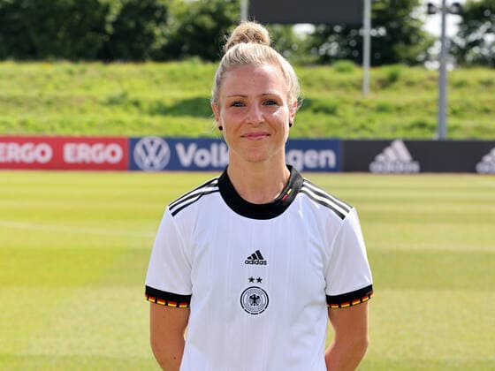 16.06.2022 - Deutsche Fußballnationalmannschaft Nationalmannschaft der Frauen Damen DFB - EM Europameisterschaft 2022 - UEFA Womens EURO - Fototermin Porträttermin - Mannschaft Team Kader - Einzelbild Einzelfoto Portrait Porträt Kopfbild - DaMa - Einzelfoto Einzelbild Portrait Porträt Kopfbild - Svenja Huth (Frauen-Nationalmannschaft )