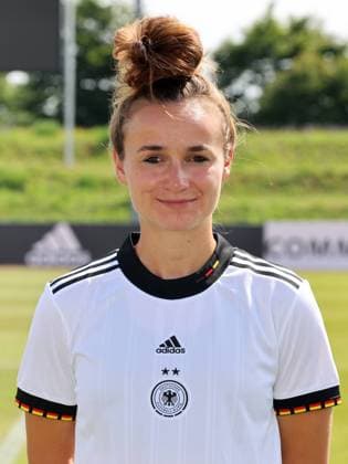 16.06.2022 - Deutsche Fußballnationalmannschaft Nationalmannschaft der Frauen Damen DFB - EM Europameisterschaft 2022 - UEFA Womens EURO - Fototermin Porträttermin - Mannschaft Team Kader - Einzelbild Einzelfoto Portrait Porträt Kopfbild - DaMa - Einzelfoto Einzelbild Portrait Porträt Kopfbild - Lina Magull (Frauen-Nationalmannschaft )