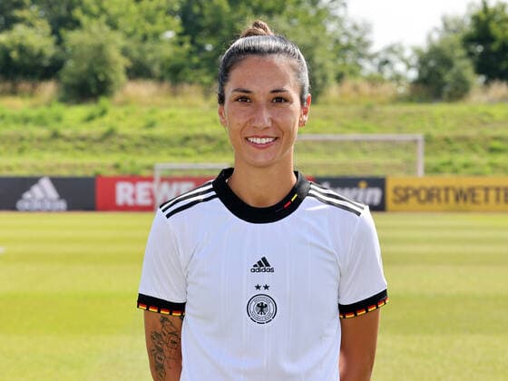 16.06.2022 - Deutsche Fußballnationalmannschaft Nationalmannschaft der Frauen Damen DFB - EM Europameisterschaft 2022 - UEFA Womens EURO - Fototermin Porträttermin - Mannschaft Team Kader - Einzelbild Einzelfoto Portrait Porträt Kopfbild - DaMa - Einzelfoto Einzelbild Portrait Porträt Kopfbild - Sara Doorsoun (Frauen-Nationalmannschaft )