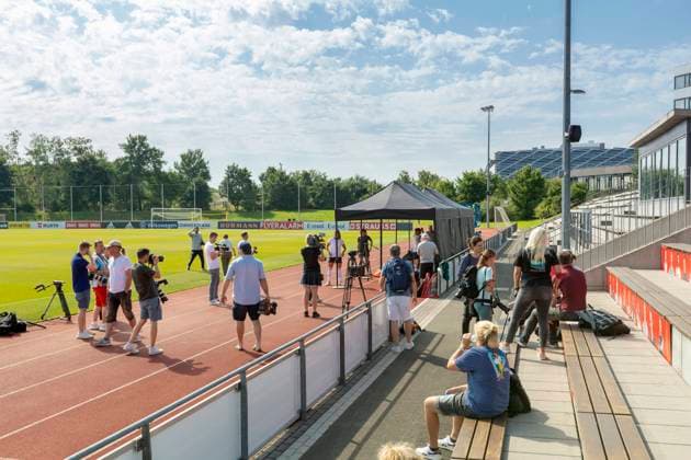 Reportage 16.06.2022 DFB Frauen Nationalmannschaft im Trainingslager bei adidas in Herzogenaurach. Die Frauen laden die Presse zum Media-Day ein Im Adi-Dassler-Stadion treffen sich die Nationalmannschaft mit den Pressevertretern Herzogenaurach Bayern Deutschland