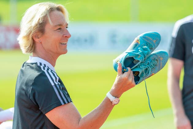 Reportage 16.06.2022 DFB Frauen Nationalmannschaft im Trainingslager bei adidas in Herzogenaurach. Die Frauen laden die Presse zum Media-Day ein Die Cheftrainerin Martina Voss-Tecklenburg verlost liegengebliebene Schuhe (nicht vom Sponsor) Herzogenaurach Bayern Deutschland